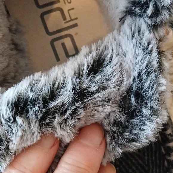 Nwot Hey Dude Size 7 Slip-ons - Picture 9 of 10